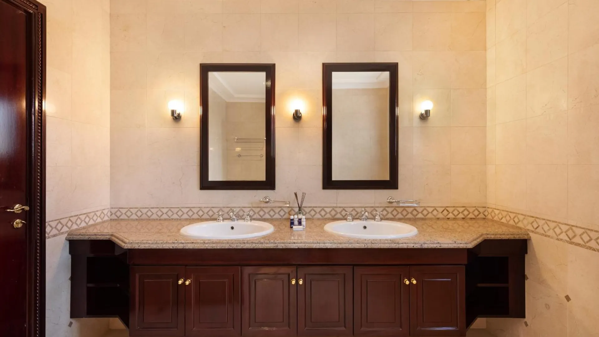 Frond K, Beachfront Signature Villas, Palm Jumeirah - Mint Stay دبي فيلة